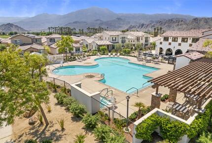 Clubhouse + pool within a 2 minute walk