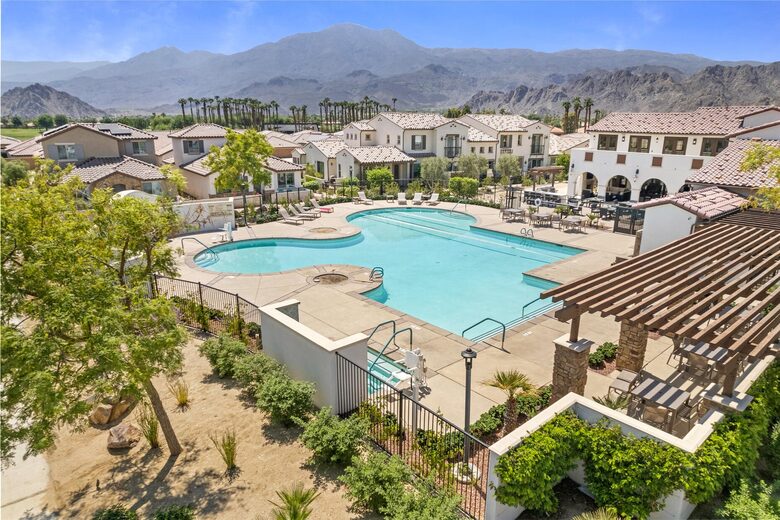 Clubhouse + pool within a 2 minute walk
