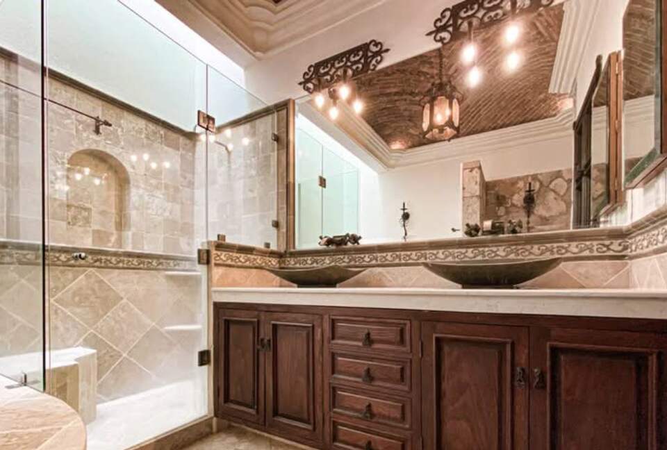 Hacienda-style sanctuary with pool, lush courtyard, and gourmet kitchen. - San Miguel de Allende, Mexico