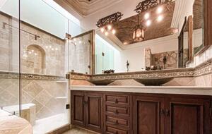 Hacienda-style sanctuary with pool, lush courtyard, and gourmet kitchen. - San Miguel de Allende, Mexico