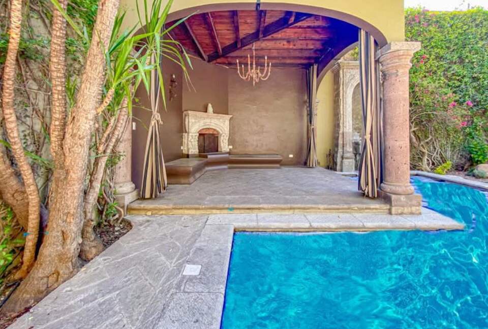 Hacienda-style sanctuary with pool, lush courtyard, and gourmet kitchen. - San Miguel de Allende, Mexico
