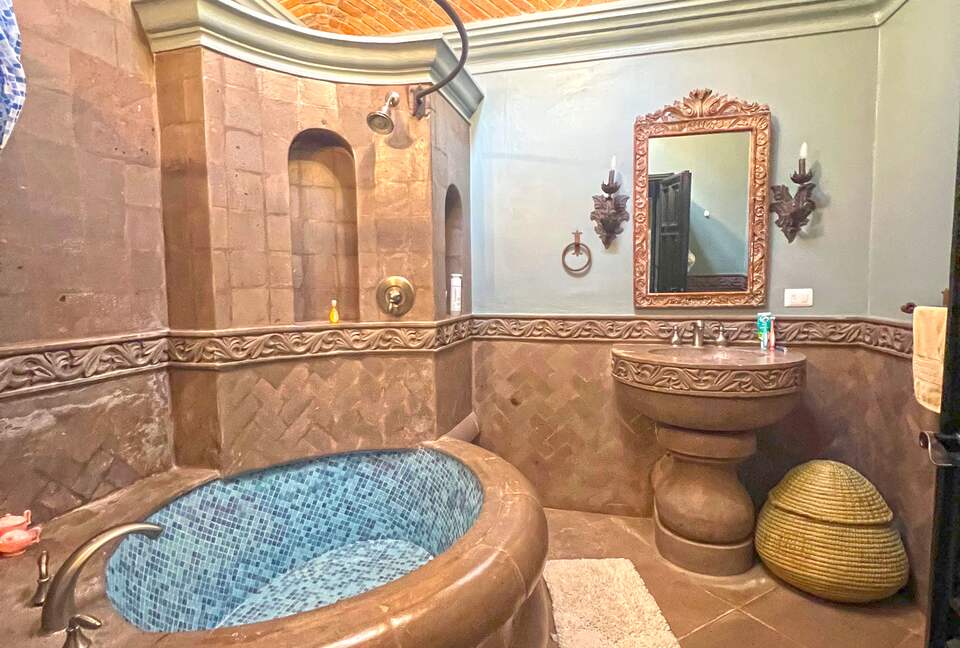 Hacienda-style sanctuary with pool, lush courtyard, and gourmet kitchen. - San Miguel de Allende, Mexico
