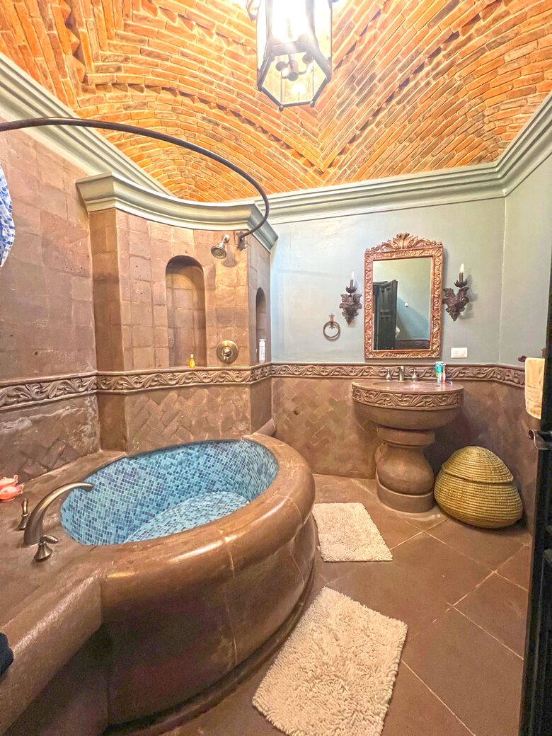 Hacienda-style sanctuary with pool, lush courtyard, and gourmet kitchen. - San Miguel de Allende, Mexico