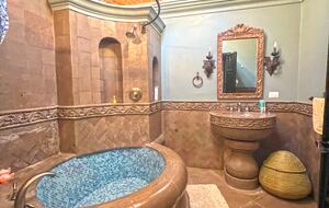 Hacienda-style sanctuary with pool, lush courtyard, and gourmet kitchen. - San Miguel de Allende, Mexico