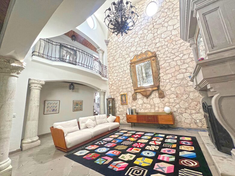 Hacienda-style sanctuary with pool, lush courtyard, and gourmet kitchen. - San Miguel de Allende, Mexico