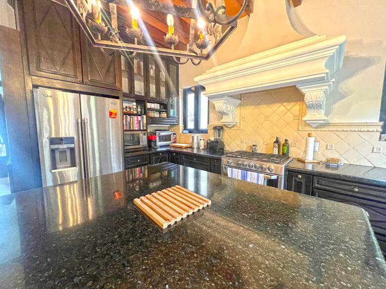 Hacienda-style sanctuary with pool, lush courtyard, and gourmet kitchen. - San Miguel de Allende, Mexico
