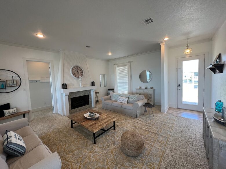 Refined Coastal Escape Overlooking Crystal Beach - Bolivar Peninsula, Texas