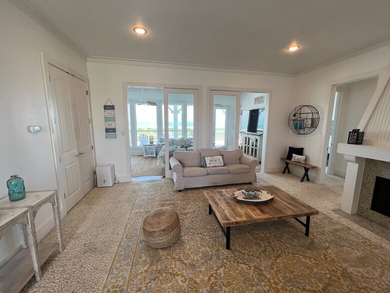 Refined Coastal Escape Overlooking Crystal Beach - Bolivar Peninsula, Texas