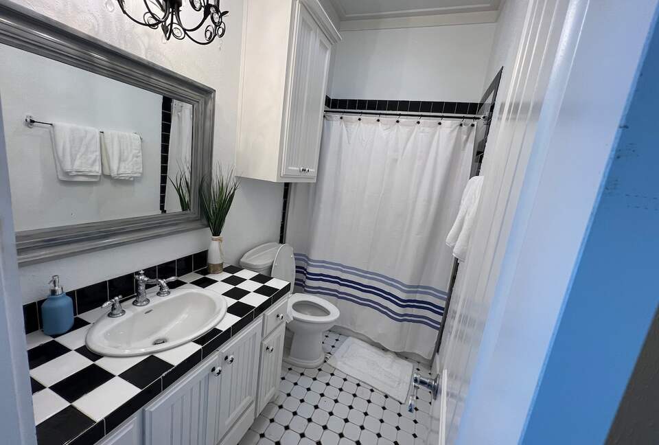 Refined Coastal Escape Overlooking Crystal Beach - Bolivar Peninsula, Texas