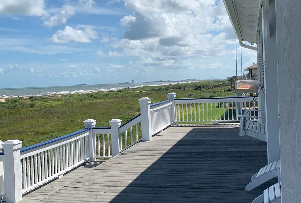 Refined Coastal Escape Overlooking Crystal Beach - Bolivar Peninsula, Texas