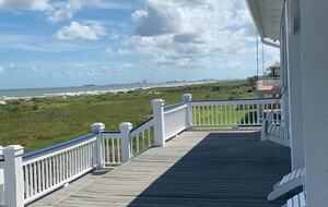 Refined Coastal Escape Overlooking Crystal Beach - Bolivar Peninsula, Texas