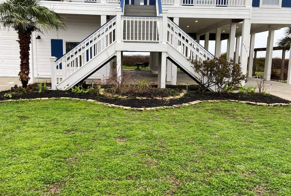 Refined Coastal Escape Overlooking Crystal Beach - Bolivar Peninsula, Texas