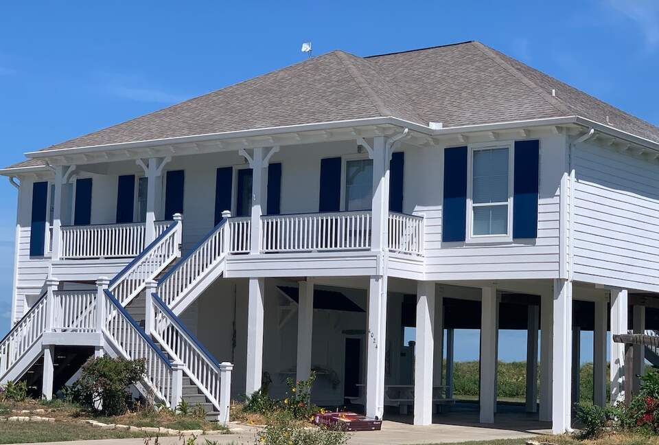 Refined Coastal Escape Overlooking Crystal Beach - Bolivar Peninsula, Texas