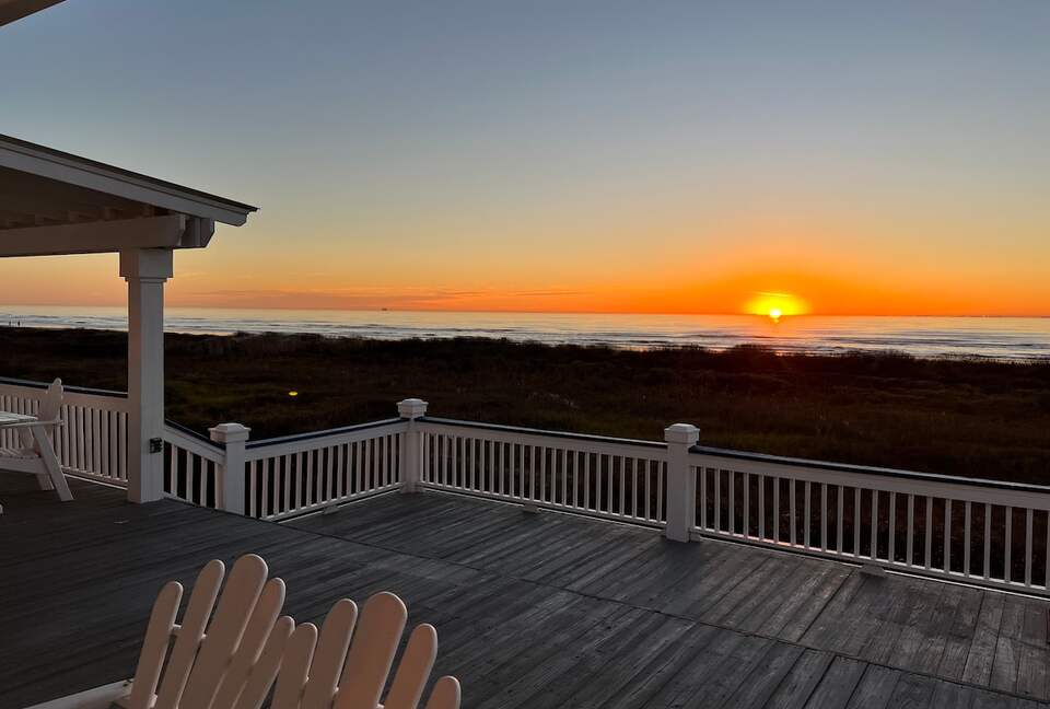 Refined Coastal Escape Overlooking Crystal Beach - Bolivar Peninsula, Texas