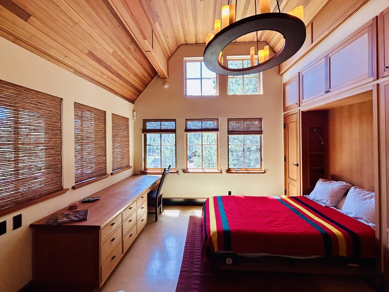 Detached Guest house bedroom - mountain & gold course views