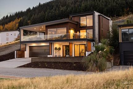Architectural Masterpiece with Panoramic Lake and Mountain Views - Queenstown, New Zealand