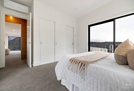 Architectural Masterpiece with Panoramic Lake and Mountain Views - Queenstown, New Zealand