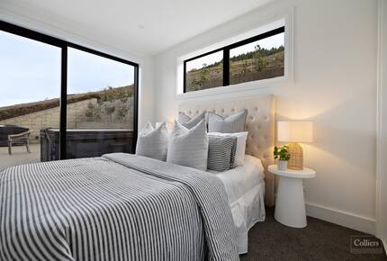 Architectural Masterpiece with Panoramic Lake and Mountain Views - Queenstown, New Zealand