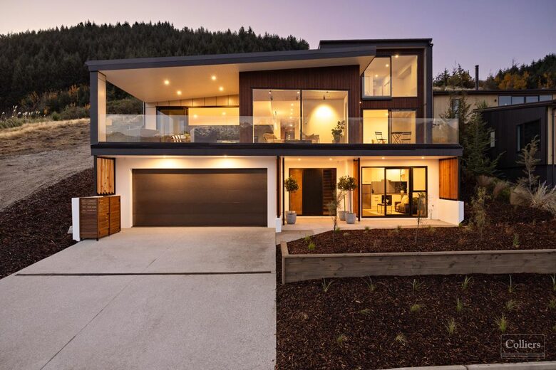 Architectural Masterpiece with Panoramic Lake and Mountain Views - Queenstown, New Zealand