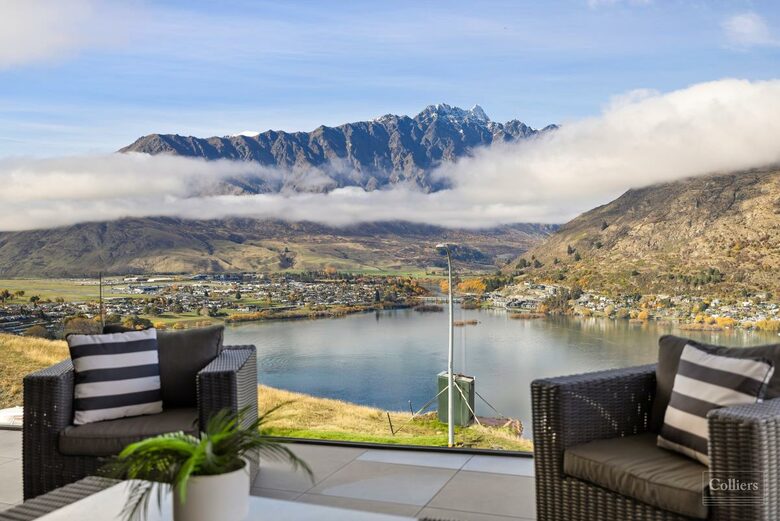 Architectural Masterpiece with Panoramic Lake and Mountain Views - Queenstown, New Zealand