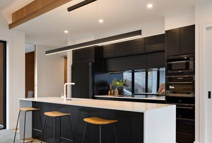 Architectural Masterpiece with Panoramic Lake and Mountain Views - Queenstown, New Zealand