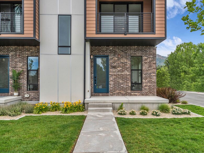 Elegant End-Unit Townhome with Designer Finishes & Mountain Views - Holladay, Utah