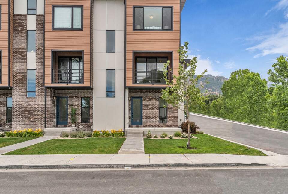 Elegant End-Unit Townhome with Designer Finishes & Mountain Views - Holladay, Utah