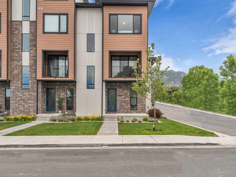 Elegant End-Unit Townhome with Designer Finishes & Mountain Views - Holladay, Utah