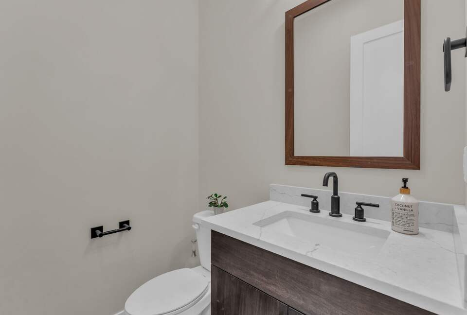 Elegant End-Unit Townhome with Designer Finishes & Mountain Views - Holladay, Utah