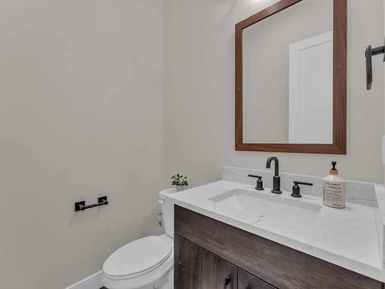 Elegant End-Unit Townhome with Designer Finishes & Mountain Views - Holladay, Utah