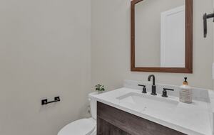 Elegant End-Unit Townhome with Designer Finishes & Mountain Views - Holladay, Utah