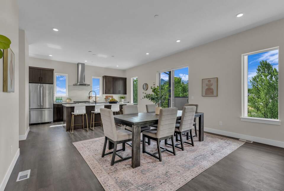 Elegant End-Unit Townhome with Designer Finishes & Mountain Views - Holladay, Utah