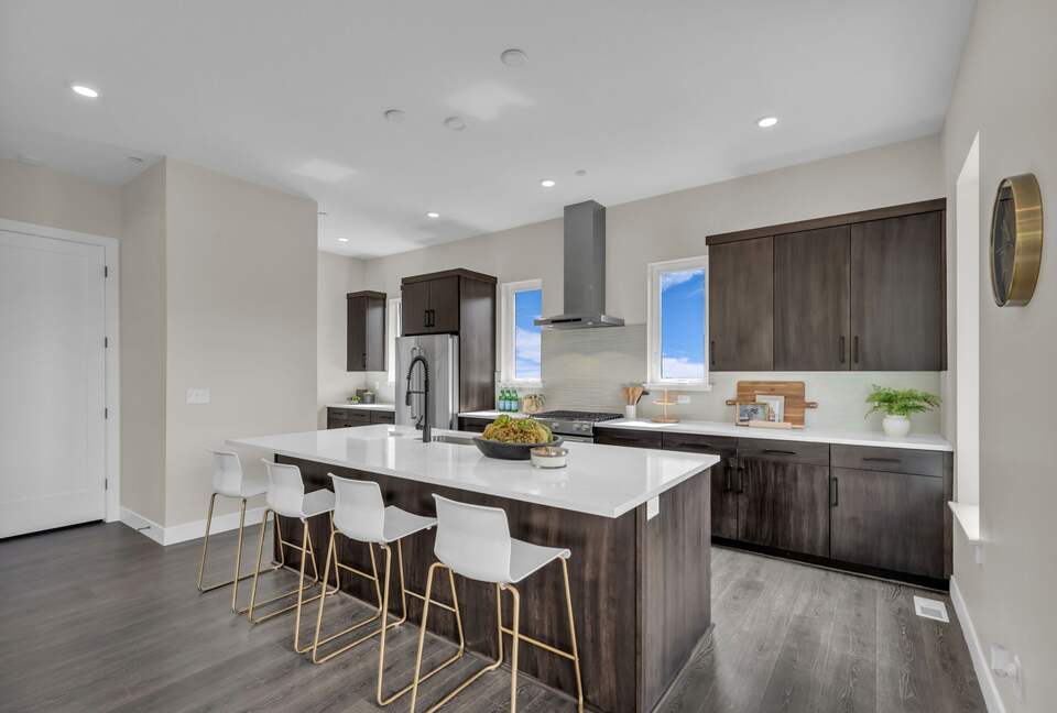 Elegant End-Unit Townhome with Designer Finishes & Mountain Views - Holladay, Utah