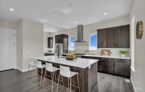 Elegant End-Unit Townhome with Designer Finishes & Mountain Views - Holladay, Utah