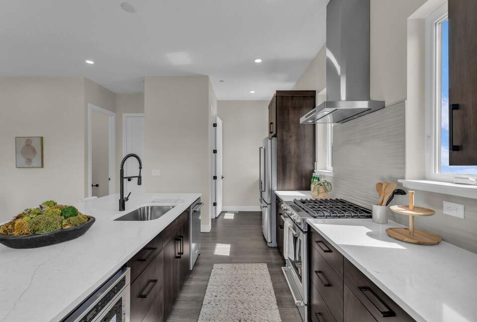 Elegant End-Unit Townhome with Designer Finishes & Mountain Views - Holladay, Utah