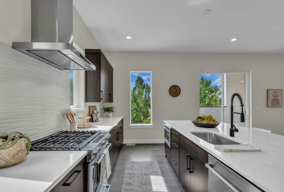 Elegant End-Unit Townhome with Designer Finishes & Mountain Views - Holladay, Utah