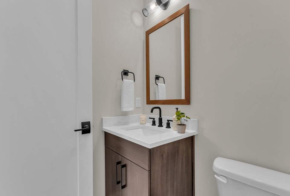Elegant End-Unit Townhome with Designer Finishes & Mountain Views - Holladay, Utah