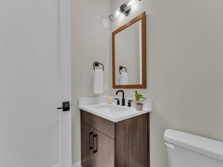 Elegant End-Unit Townhome with Designer Finishes & Mountain Views - Holladay, Utah