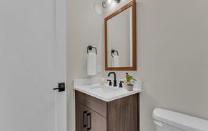 Elegant End-Unit Townhome with Designer Finishes & Mountain Views - Holladay, Utah