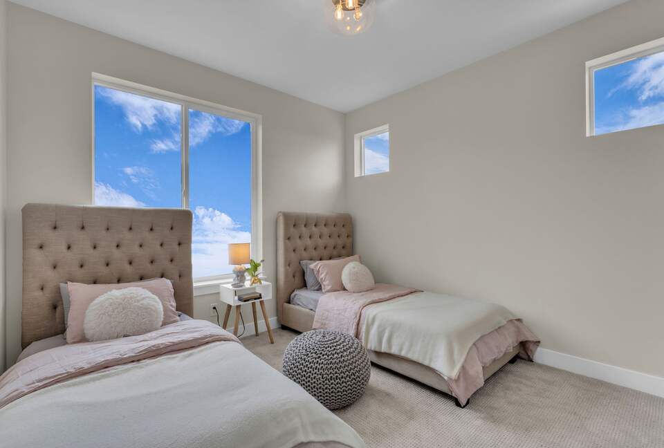 Elegant End-Unit Townhome with Designer Finishes & Mountain Views - Holladay, Utah