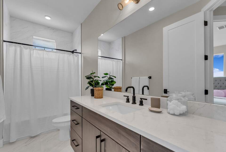 Elegant End-Unit Townhome with Designer Finishes & Mountain Views - Holladay, Utah