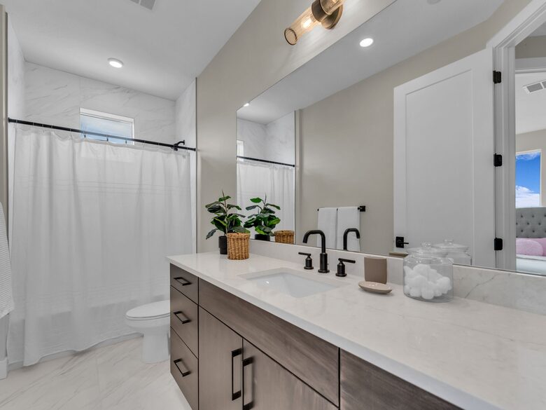 Elegant End-Unit Townhome with Designer Finishes & Mountain Views - Holladay, Utah