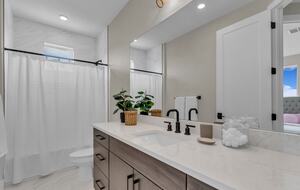 Elegant End-Unit Townhome with Designer Finishes & Mountain Views - Holladay, Utah