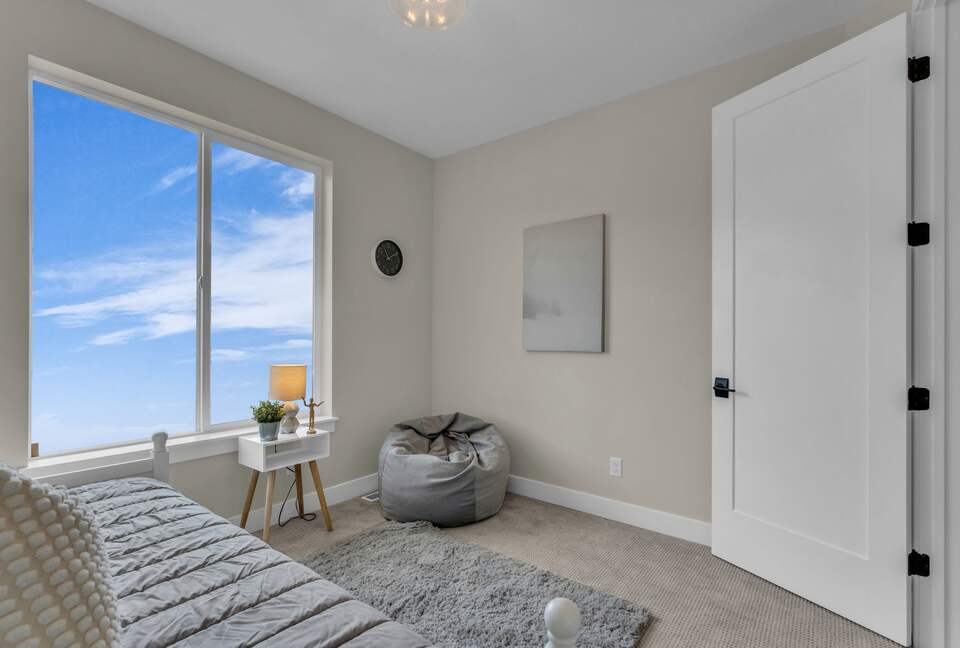 Elegant End-Unit Townhome with Designer Finishes & Mountain Views - Holladay, Utah