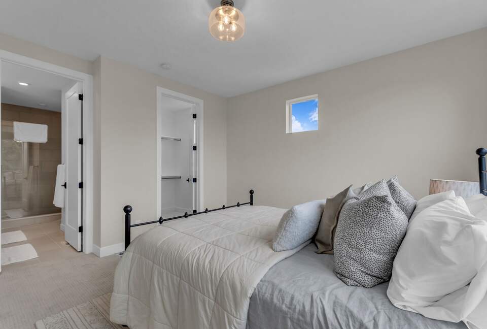 Elegant End-Unit Townhome with Designer Finishes & Mountain Views - Holladay, Utah