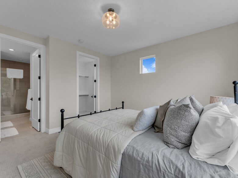 Elegant End-Unit Townhome with Designer Finishes & Mountain Views - Holladay, Utah
