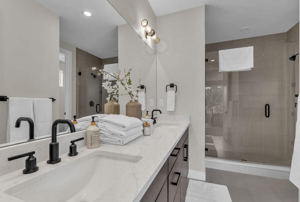 Elegant End-Unit Townhome with Designer Finishes & Mountain Views - Holladay, Utah