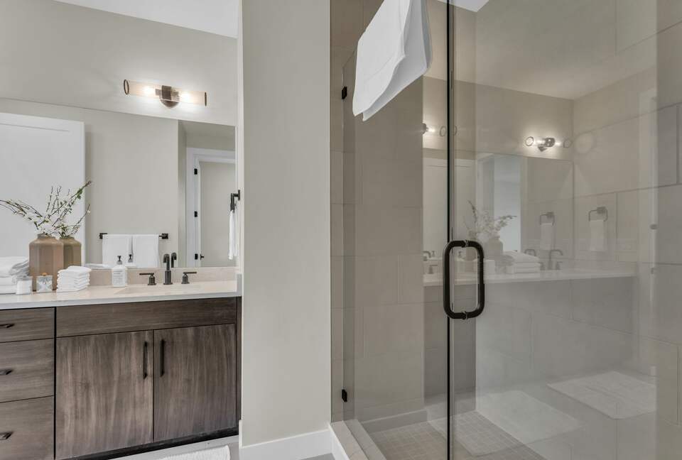 Elegant End-Unit Townhome with Designer Finishes & Mountain Views - Holladay, Utah