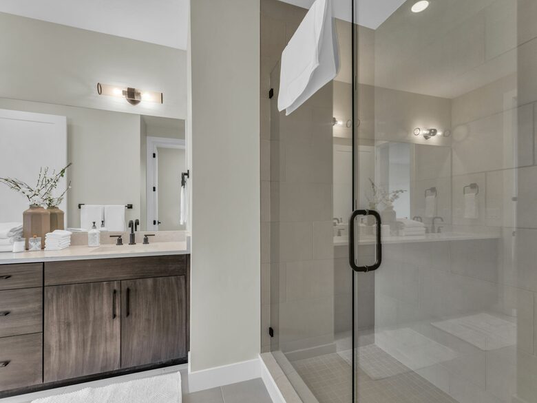 Elegant End-Unit Townhome with Designer Finishes & Mountain Views - Holladay, Utah