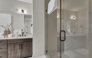 Elegant End-Unit Townhome with Designer Finishes & Mountain Views - Holladay, Utah